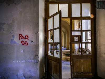 ...dove porte in legno e vetri (ormai rotti), conducono nelle varie stanze